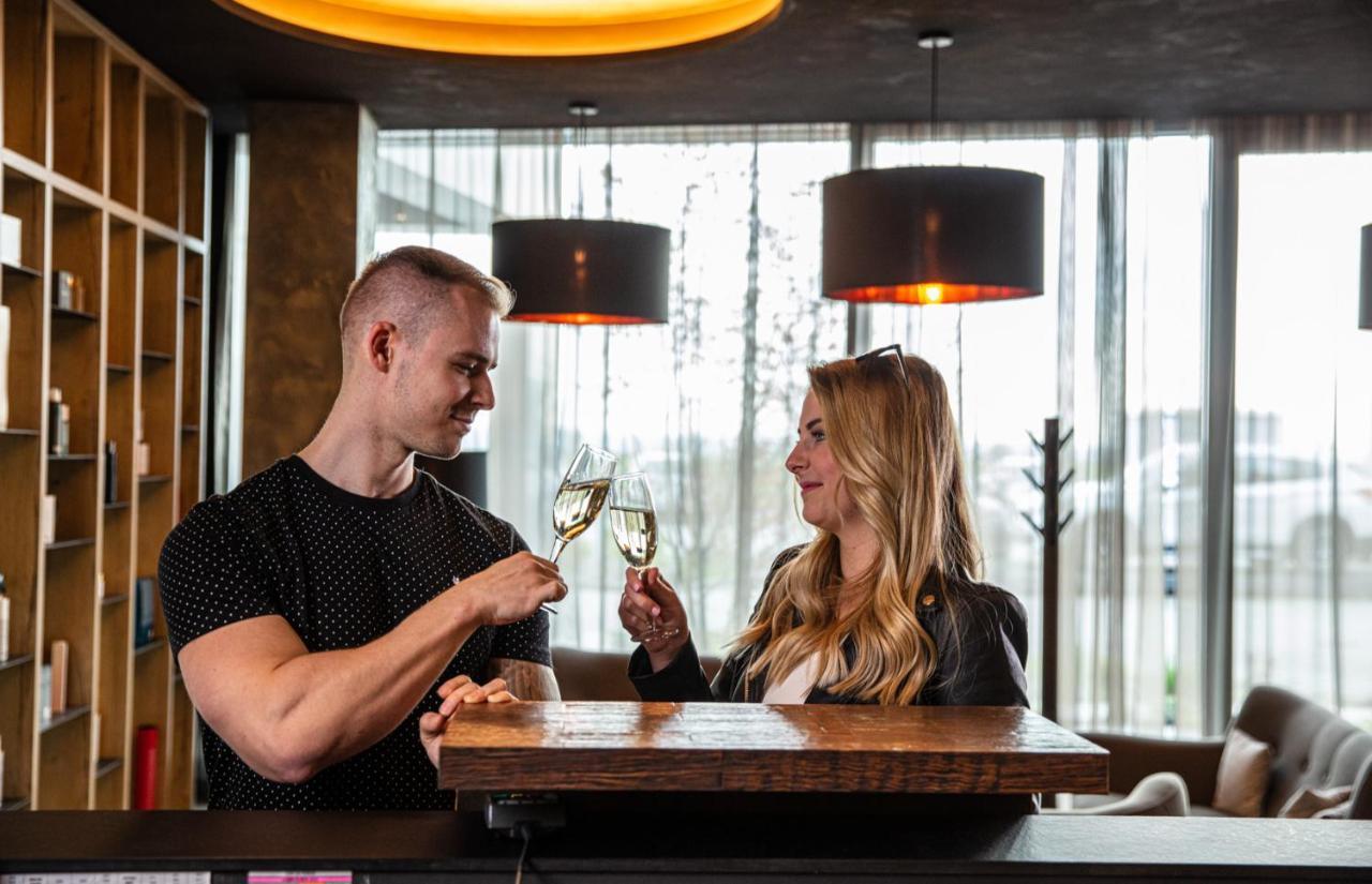 奥洛穆茨 Nutrend World酒店 外观 照片