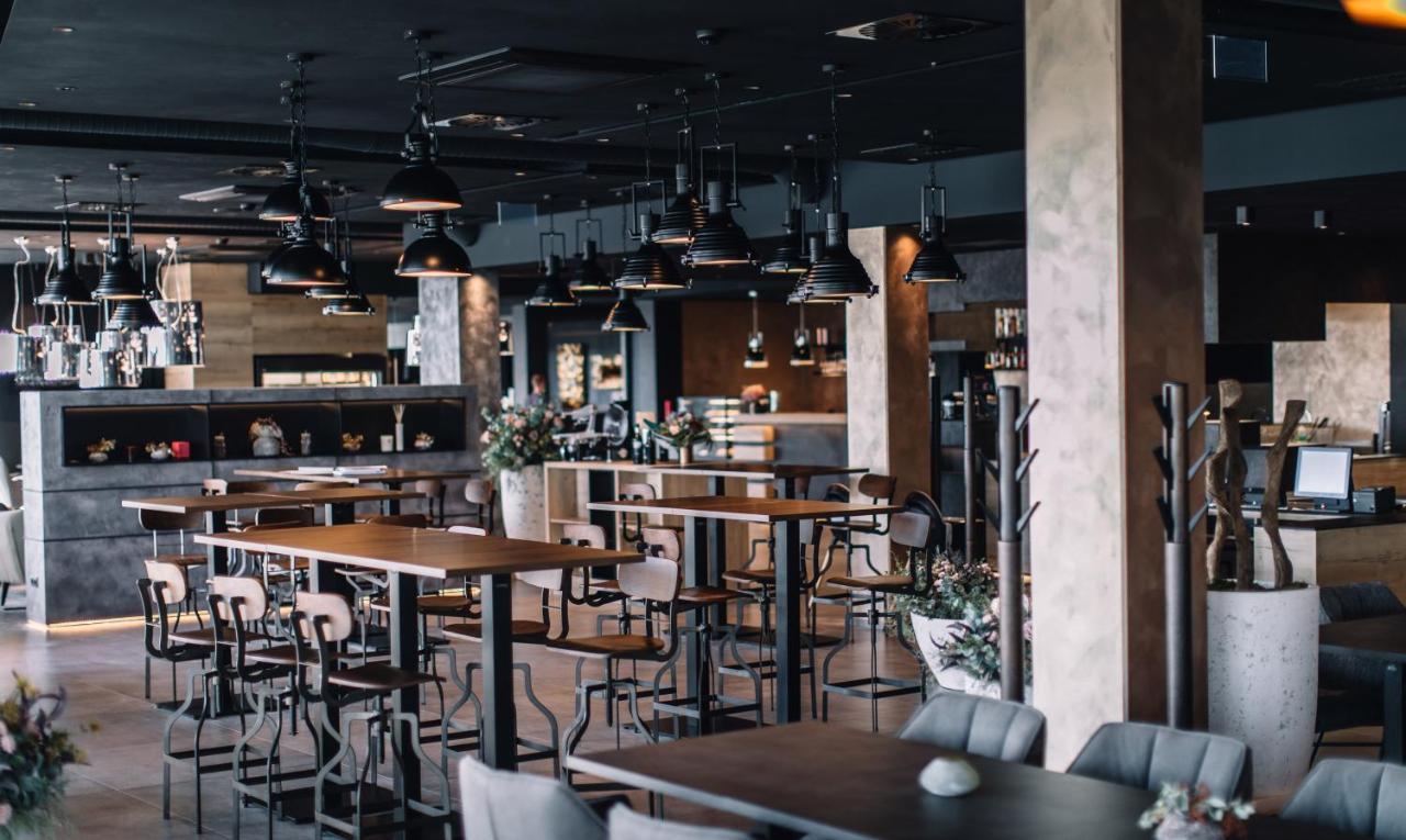 奥洛穆茨 Nutrend World酒店 外观 照片