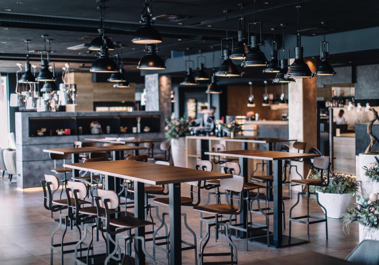 奥洛穆茨 Nutrend World酒店 外观 照片