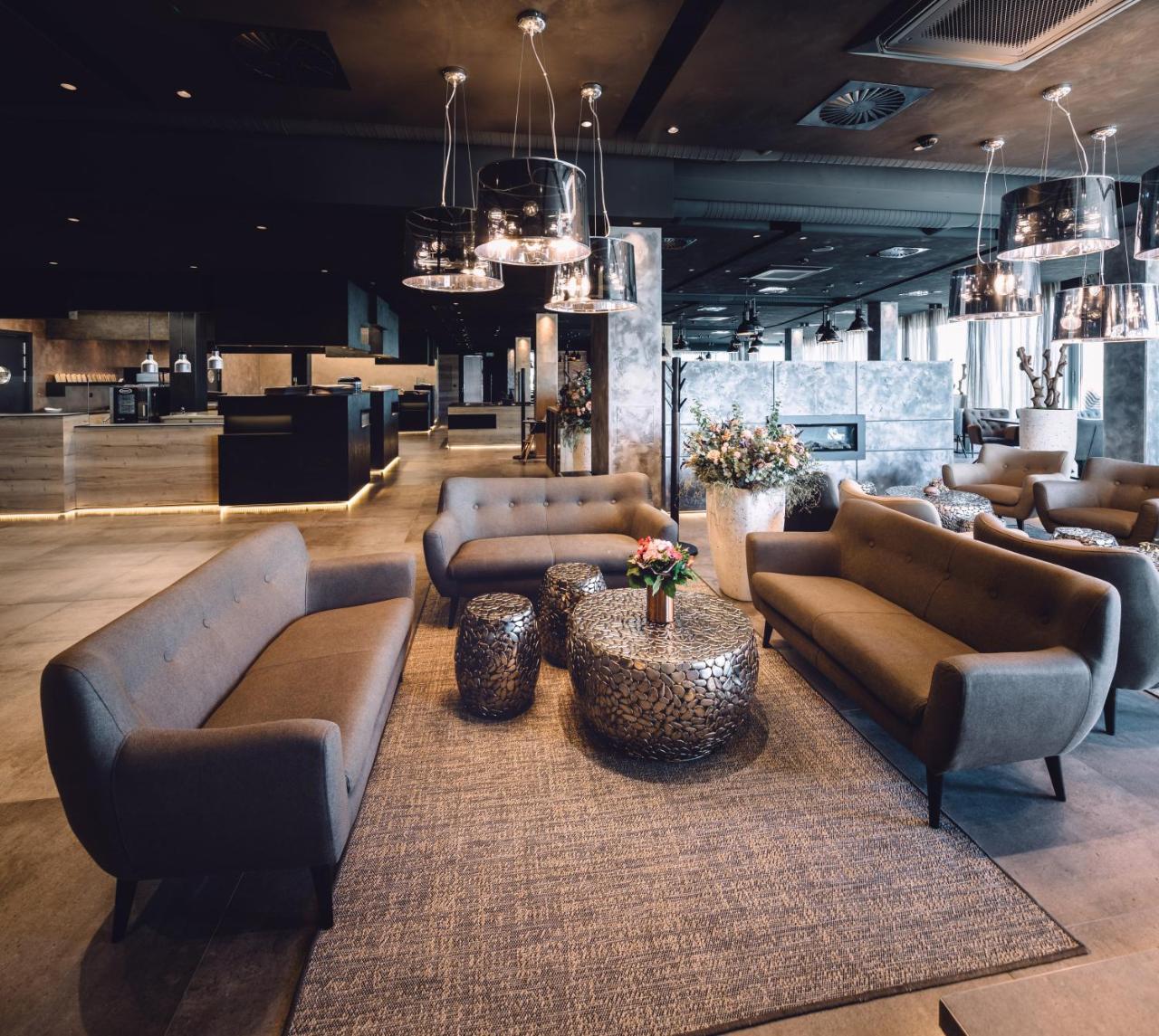 奥洛穆茨 Nutrend World酒店 外观 照片