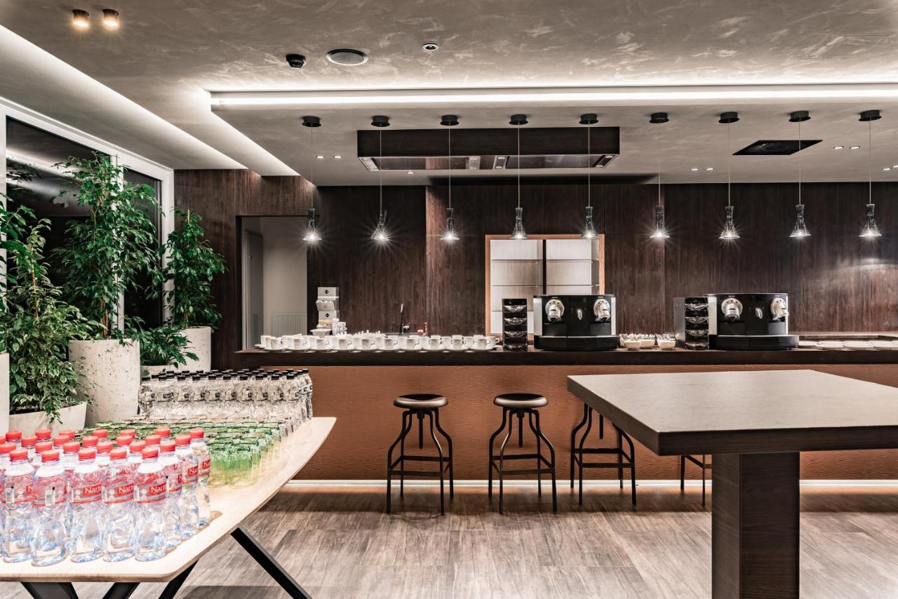 奥洛穆茨 Nutrend World酒店 外观 照片