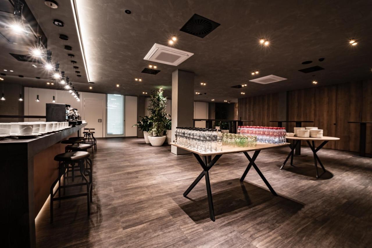 奥洛穆茨 Nutrend World酒店 外观 照片